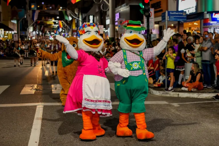 Mascotes da Fenarreco em frente ao desfile. Foto: Acervo Fenarreco.